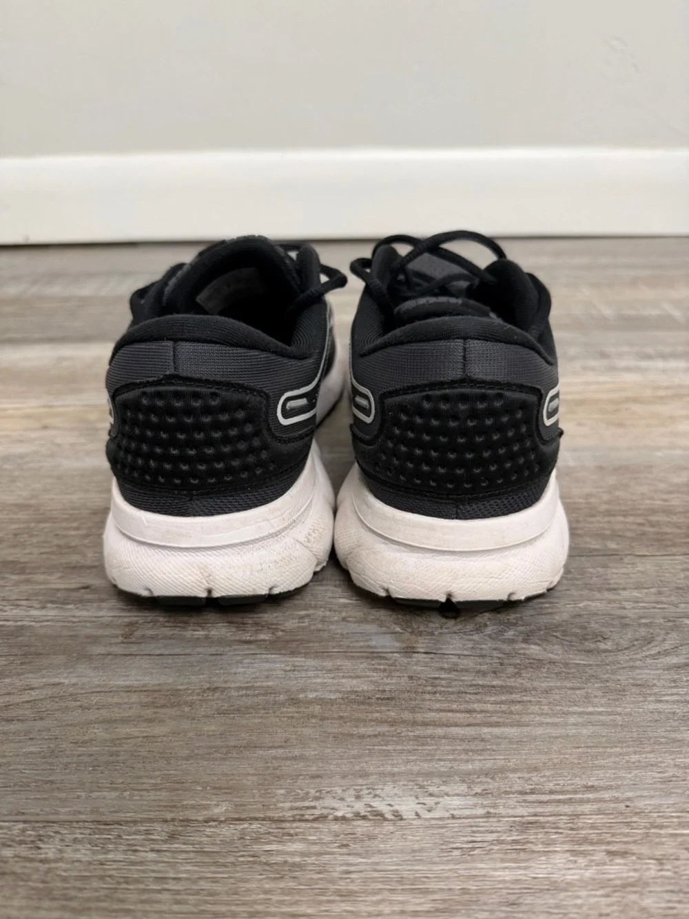 Brooks Trace 2 Men’s Running Shoe in Black & White-size 10